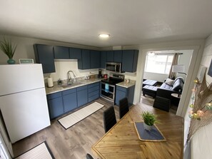 Een koelkast, een microgolfoven, een oven, een kookplaat