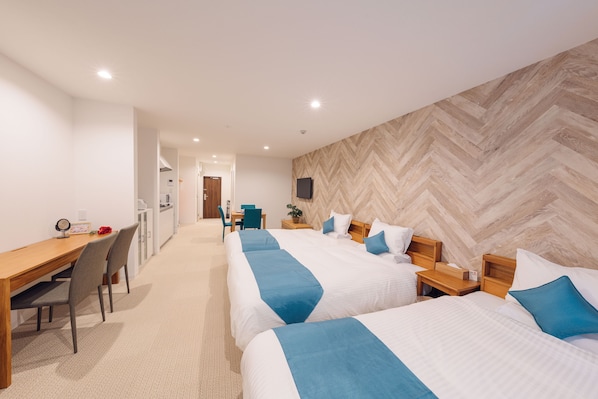 Habitación triple Confort, para no fumadores | Caja de seguridad en la habitación y escritorio