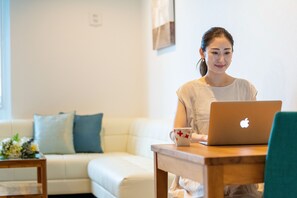 Habitación con 2 camas individuales, para no fumadores (Single Use) | Caja de seguridad en la habitación y escritorio