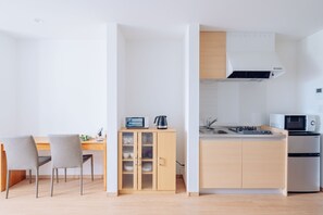 Refrigerador, microondas, parrilla de estufa y tetera eléctrica