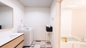 Combined shower/bathtub, free toiletries, hair dryer, slippers