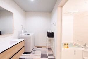 Bañera con ducha, artículos de tocador gratuitos, secador de pelo