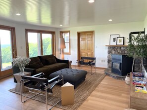 Smart TV, fireplace, ping pong - Catskills Mountaintop House w/ HOT TUB and VIEWS! (Jefferson)