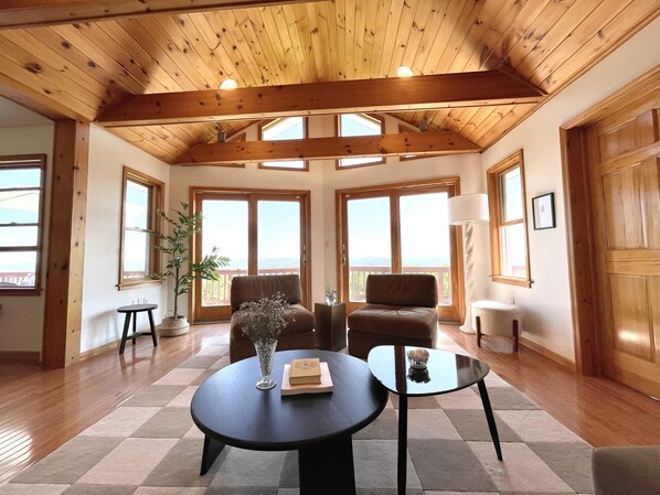 Smart TV, chimenea y tenis de mesa 