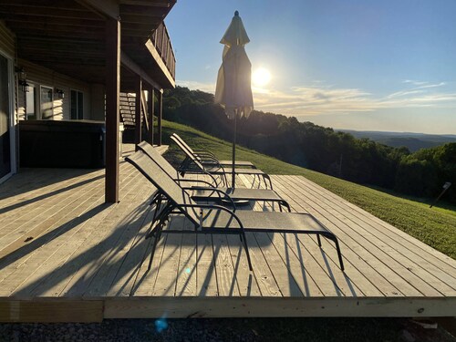 Catskills Mountaintop House w/ HOT TUB and VIEWS!