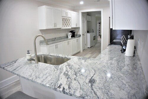 *NEWLY BUILT* 4 BR (7 beds) Retreat by Noda, Uptown, Plaza Midwood, Conv Center