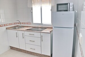 Frigorifero, microonde, piano cottura, macchina per tè/caffè