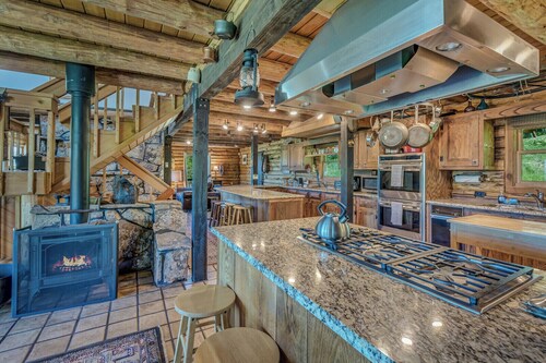 Alpenhaus Lodge w/ Deck, Spa & Panoramic Views 1028