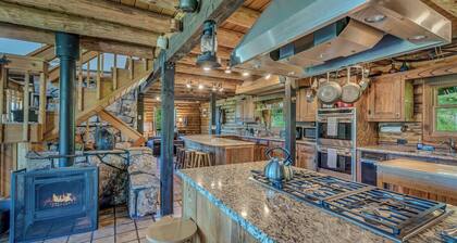 Alpenhaus Lodge w/ Deck, Spa & Panoramic Views 1028
