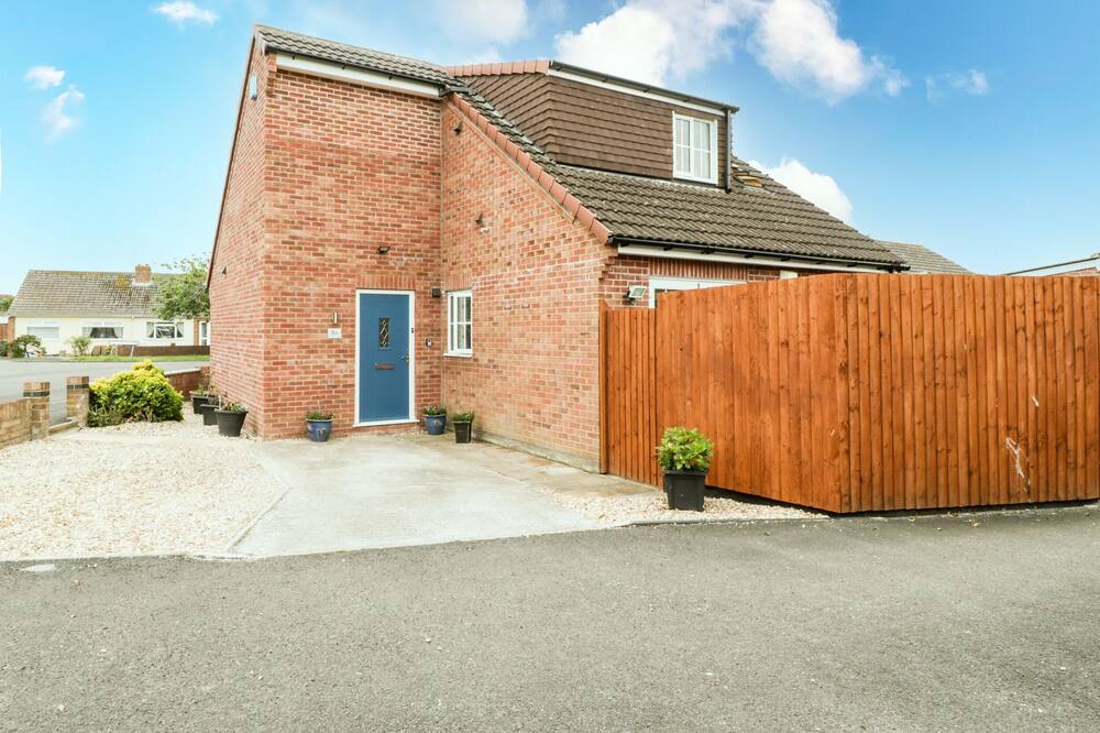 8A ROSEWOOD AVENUE, pet friendly, with a garden in Burnham-On-Sea
