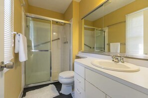 Combined shower/bathtub, hair dryer, towels, soap - Single family dream in the hearth of FAIRFAX VA (Fairfax)