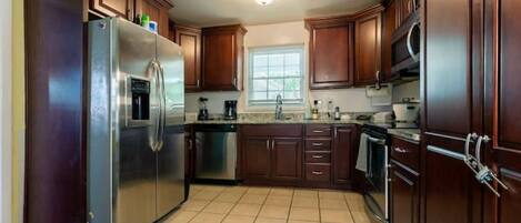 Kjøleskap, mikrobølgeovn, ovn og kokeplater