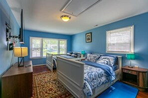 4 bedrooms, iron/ironing board, WiFi, bed sheets