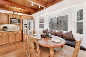 Maison, 4 chambres | Restauration dans la chambre