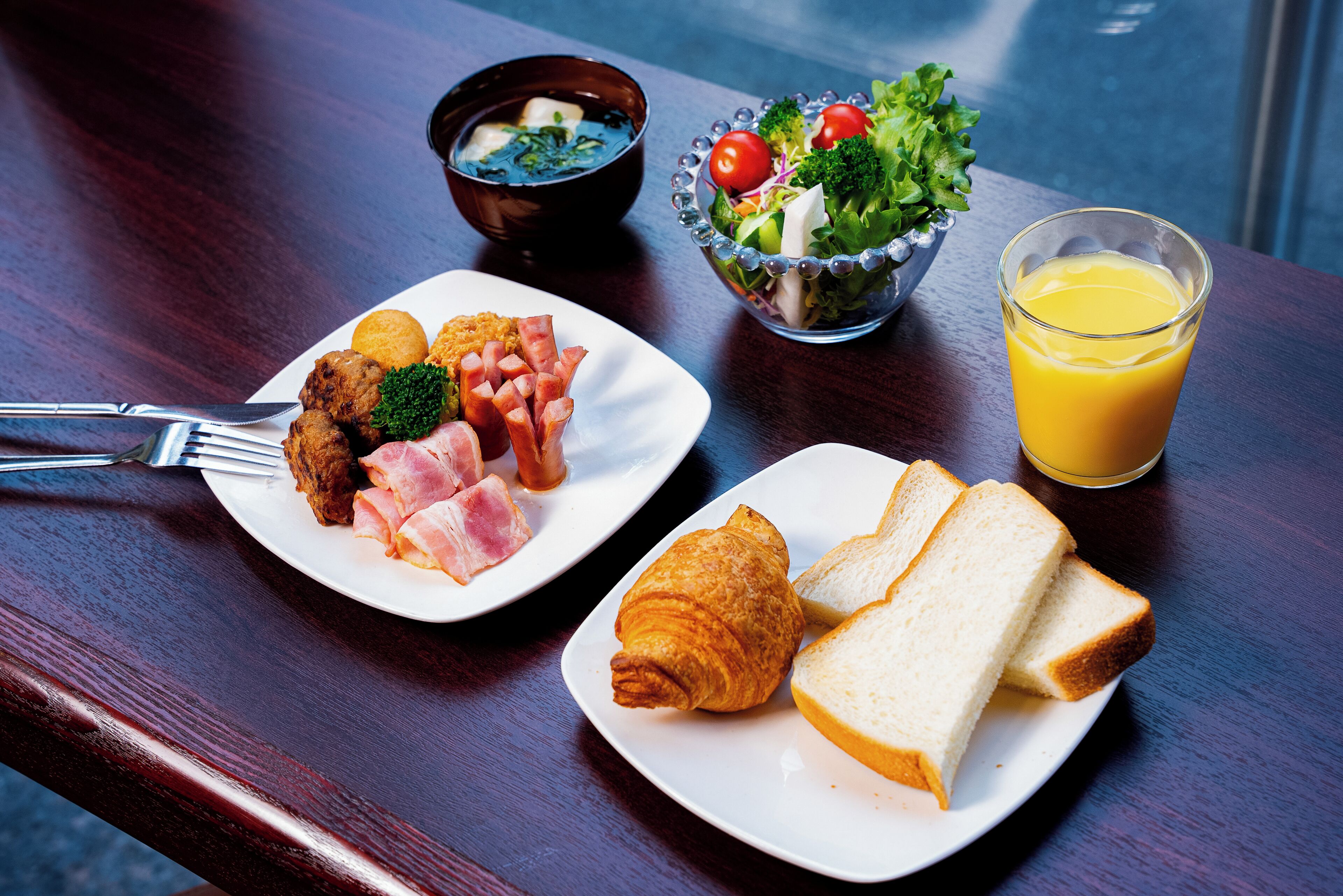 Free daily buffet breakfast