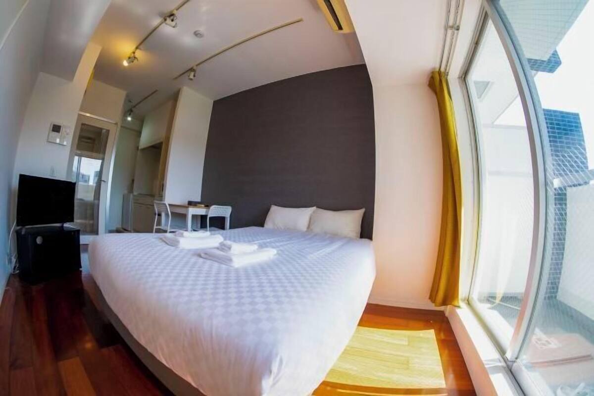1 bedroom, desk, laptop workspace, soundproofing