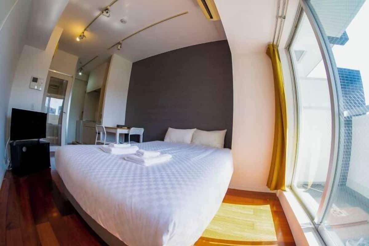 1 habitación, escritorio y espacio para trabajar con laptop
