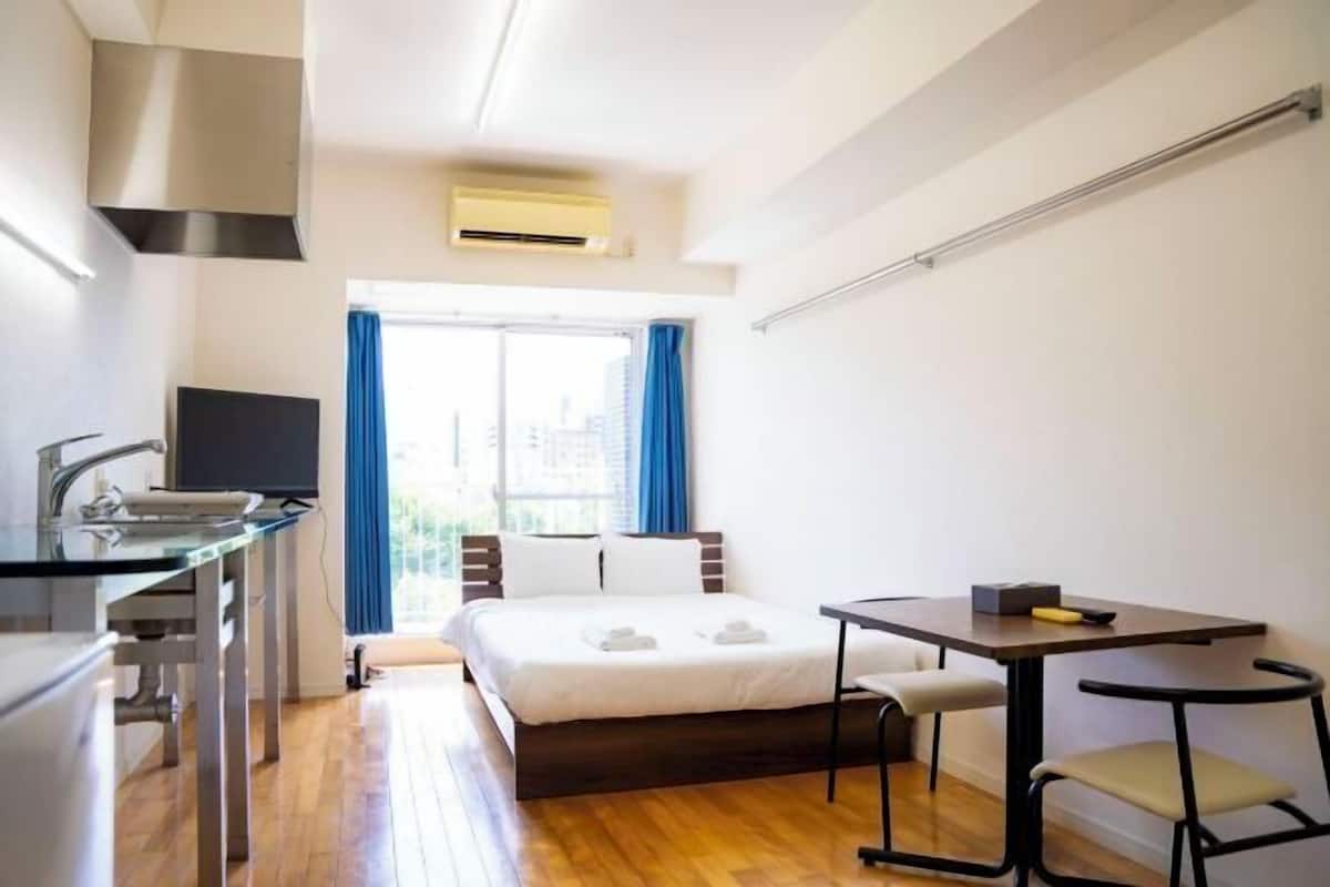 1 habitación, escritorio y espacio para trabajar con laptop