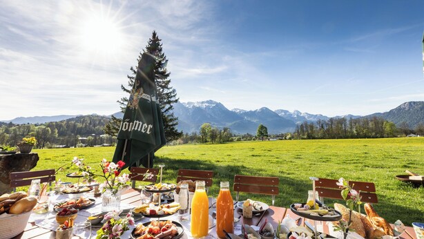 A picnic table set up in a grassy field with mountains in the background. - 3/4/5/7 Gamsbleame for 1-2 pers., 21 m2 (Bischofswiesen)