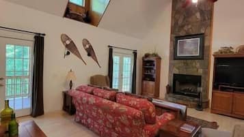 Een televisie en een open haard