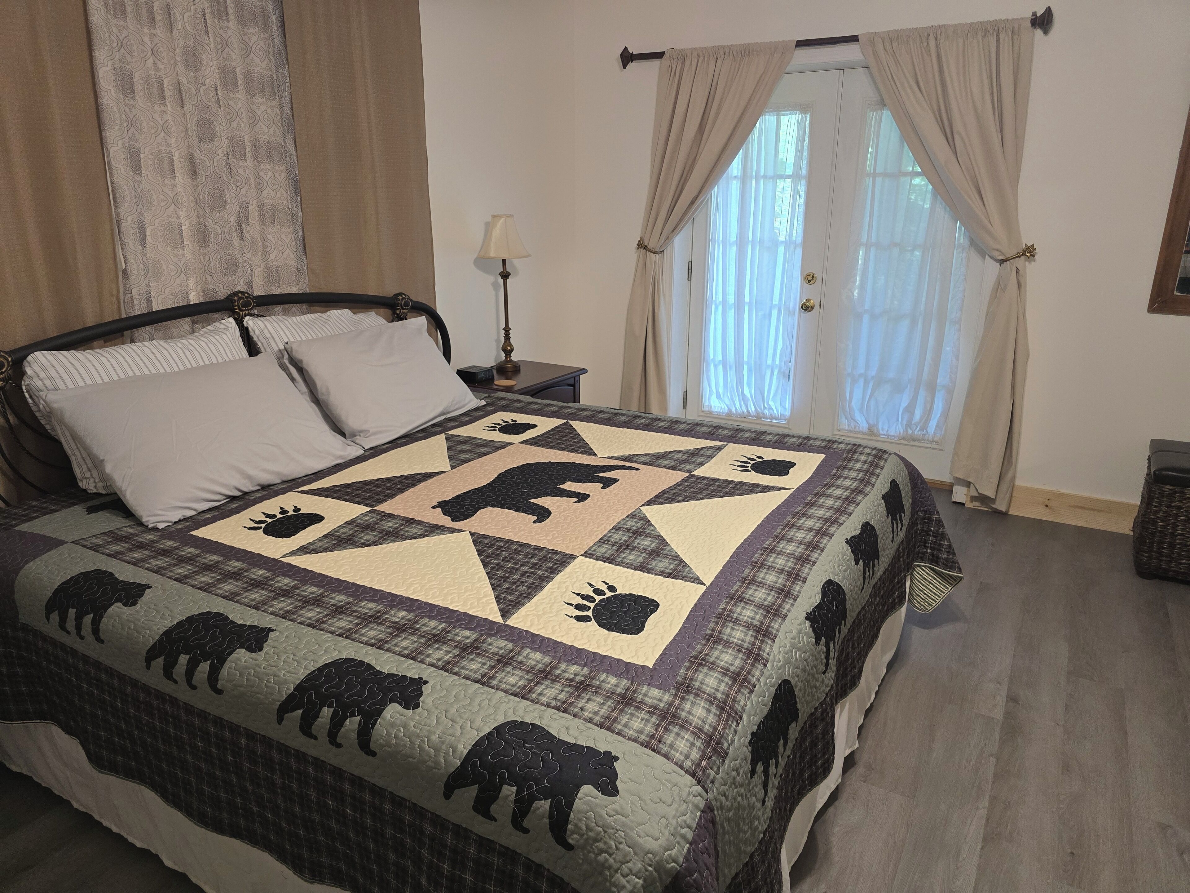 4 bedrooms, iron/ironing board, free WiFi