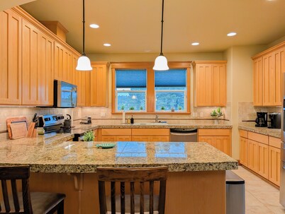 Tide and Timber Townhome 3 bedrooms & 1-1/2 blocks to White Sandy Beach Access