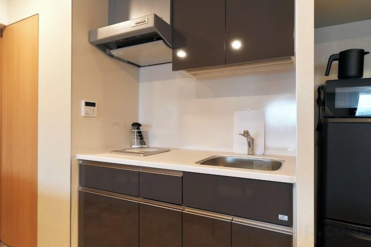 Private kitchen | Fridge, microwave, stovetop, electric kettle