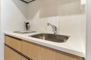 Tủ lạnh, lò vi sóng, bếp nấu, ấm điện 