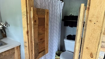 Ducha, toallas, papel higiénico