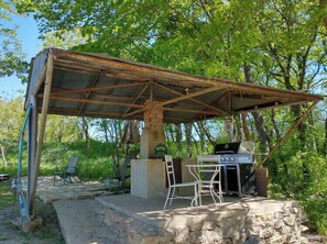 Outdoor dining - Cottonwood Cabin (Gridley)