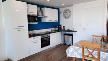 Een koelkast, een microgolfoven, een oven, een kookplaat