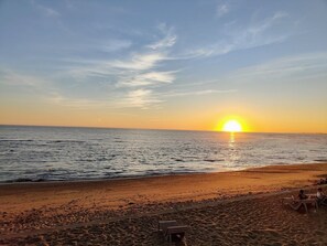 På stranden