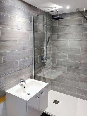Dusche, Haartrockner, Handtücher, Seife