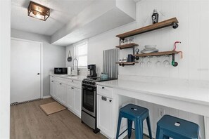 冷蔵庫、電子レンジ、オーブン、コンロ