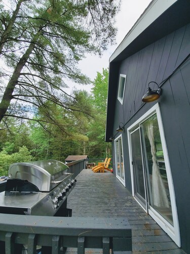 Chalet w/Cedar SAUNA, HOT TUB, Outdoor TV and POOL nearby!! 