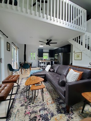 TV connectée, cheminée, jeux vidéo, baby-foot