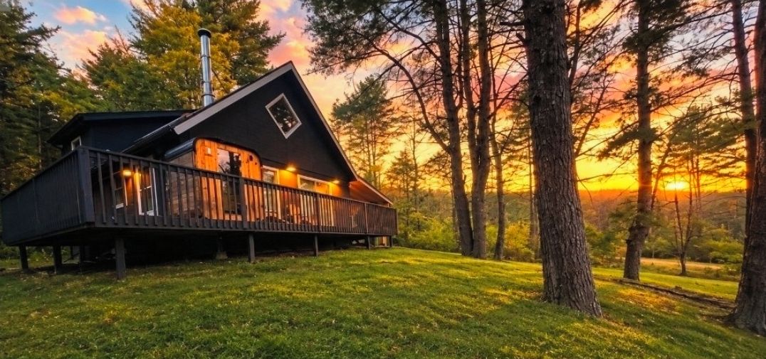 Enjoy our brand new cedar sauna for up to 4 overlooking the mountains!