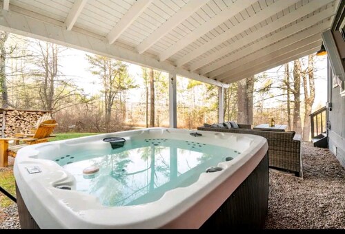 Chalet w/HOT TUB & OUTDOOR TV ALL YEAR, Fire Pit, Pool, Prvt. trail & Playground