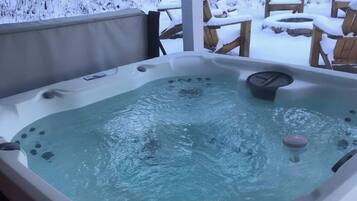 Enjoy the hot tub undercover all year r
round with outdoor tv!!