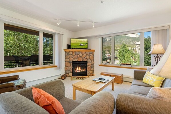 Smart-tv, een open haard en een dvd-speler