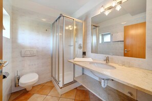 Douche, sèche-cheveux, serviettes fournies