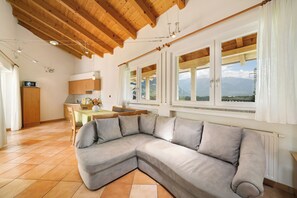 Fernseher, Tischtennisplatte