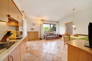 Kühlschrank, Mikrowelle, Herdplatte, Wasserkocher mit Kaffee-/Teezubehör