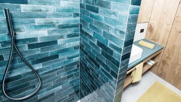 Shower, free toiletries, hair dryer, towels