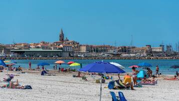 Una spiaggia nelle vicinanze