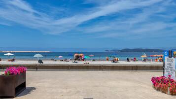 Una spiaggia nelle vicinanze