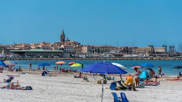 Una spiaggia nelle vicinanze