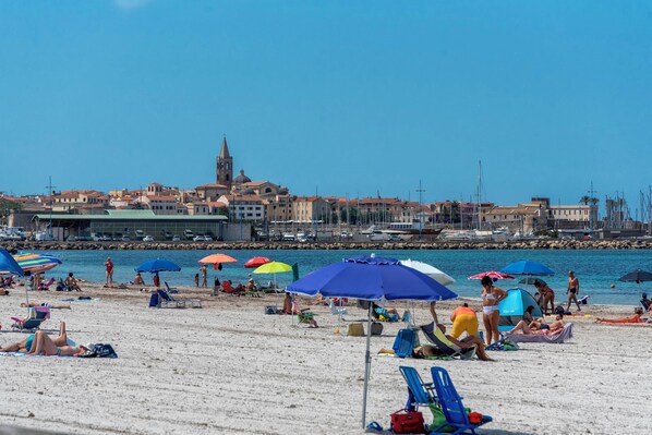 Una spiaggia nelle vicinanze