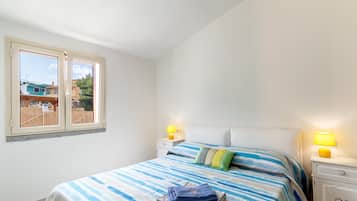 1 habitación, tabla de planchar con plancha y ropa de cama