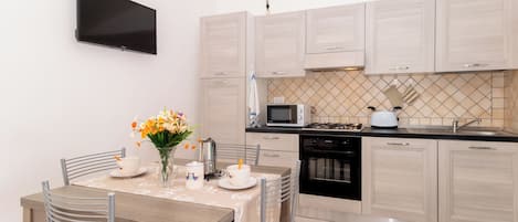 Een koelkast, een magnetron, een oven, een kookplaat